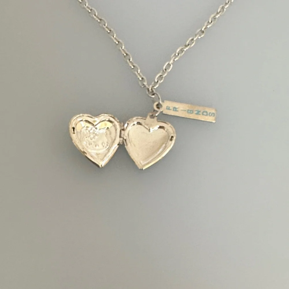 925 Sterling Silver this chic